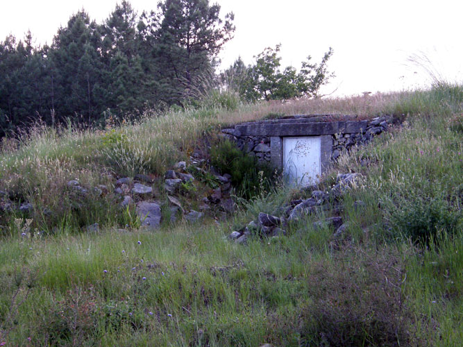 Site in Central Portugal: The chamber is closed and it's therefore not possible to see the paintings.
