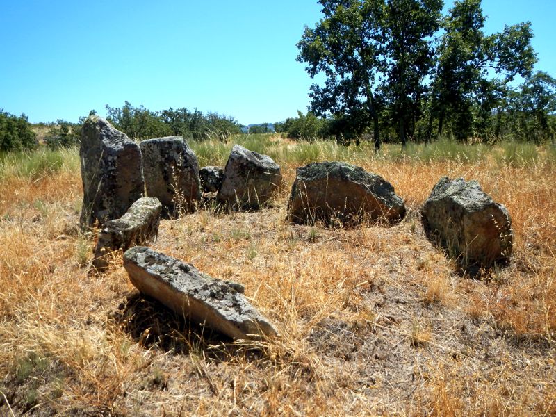 In this one you can get a better idea of the shape of the chamber. All pillars are made of granite of the region.

