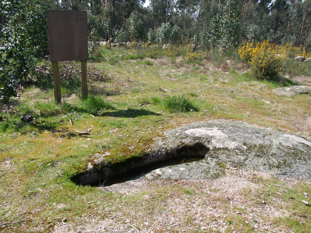Click for the gallery page to add comments and vote (PID:137035) Sepulturas rupestres da Portela