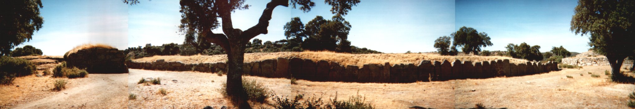 Site in Castilla y León
Panoramic view of the internal side of the external (3rd) defense perimeter. On the left several round-hut structures can be identified. On the right side you can see one of the towers flanking the entrance to the 2nd perimeter.