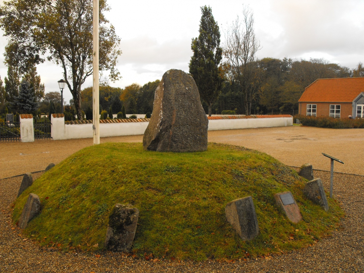 Click for the gallery page to add comments and vote (PID:236700) Bække kirke Runesten