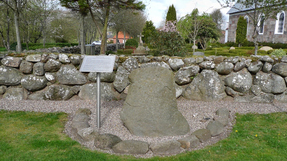 Skålsten ved Øster Lindet Kirke