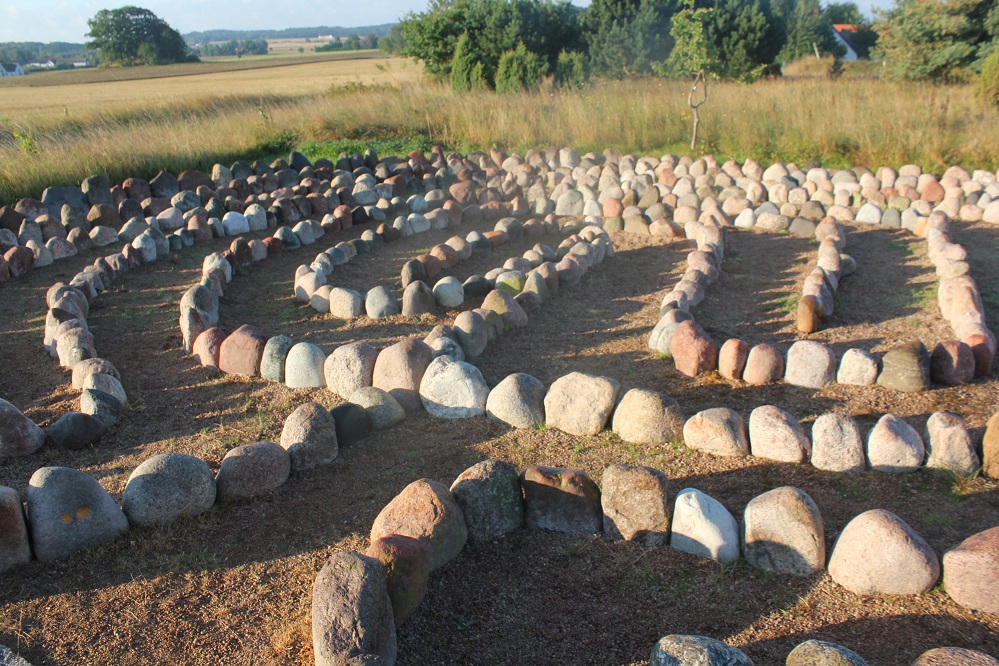 Click for the gallery page to add comments and vote (PID:177982) Højene Modern Stone Maze