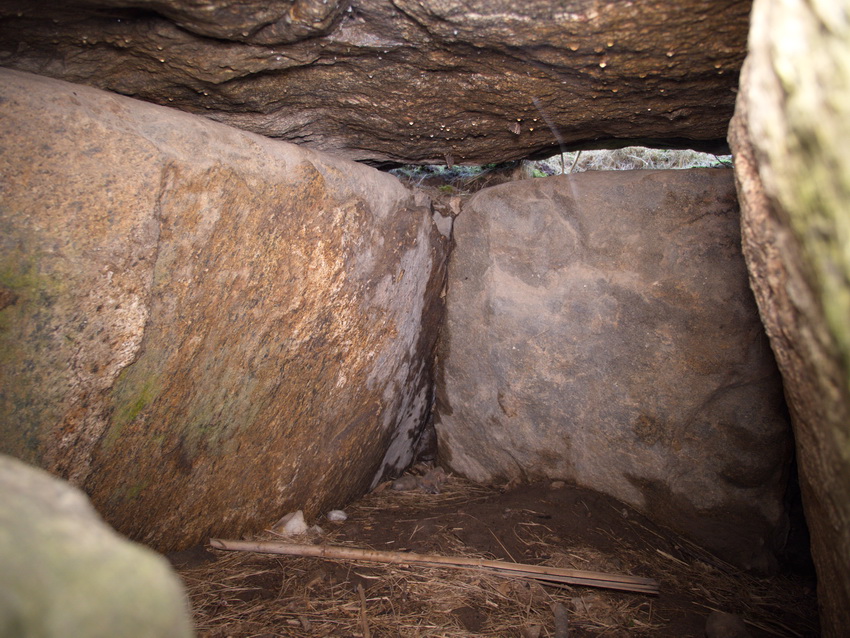 What is hiding under the Rokkestenen, a nicely large Chamber.