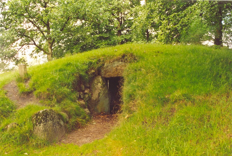 View on the passage and entrance to the burial chamber. 
