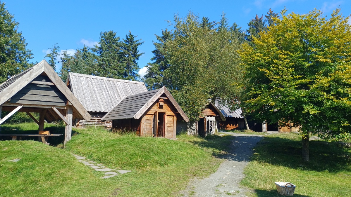Click for the gallery page to add comments and vote (PID:276410) Vikinggarden Avaldsnes