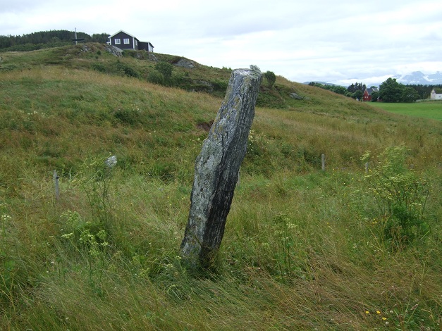 Sjøskardet standing stone