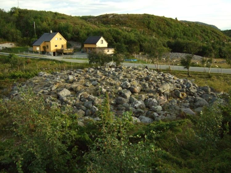 Click for full size image of Valseidet burial cairns (PID:51450) Valseidet burial cairns