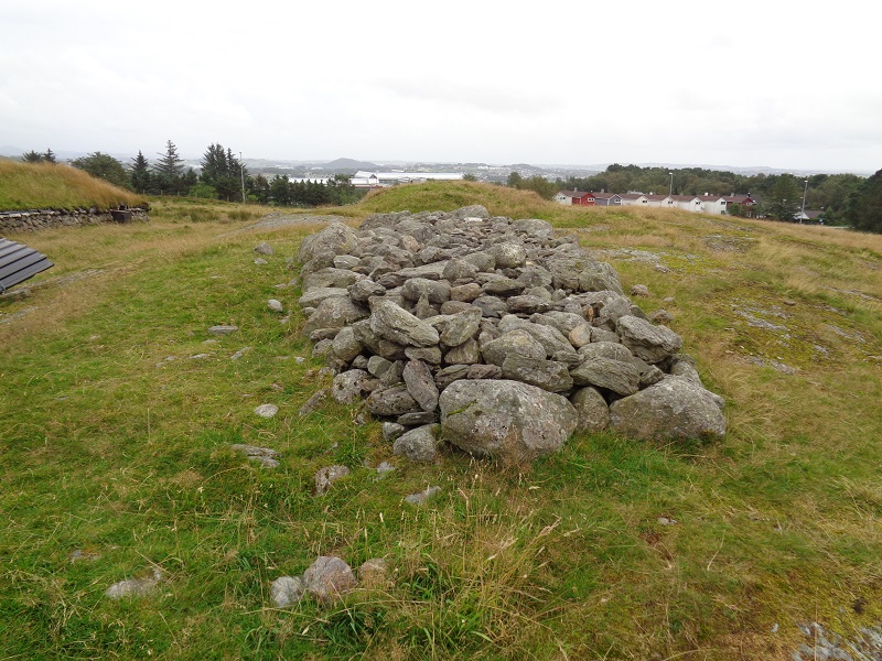 A long cairn close to the largest housing.

