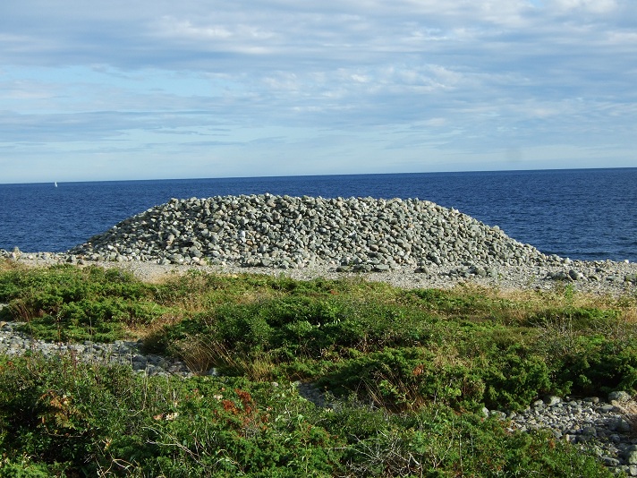 This beautiful cairn is the largest of the round cairns, it is around 30 metres across and has a very nice shape!

