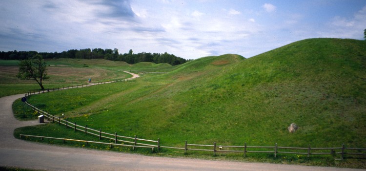 Click for the gallery page to add comments and vote (PID:16875) Gamla Uppsala Kungshögarna