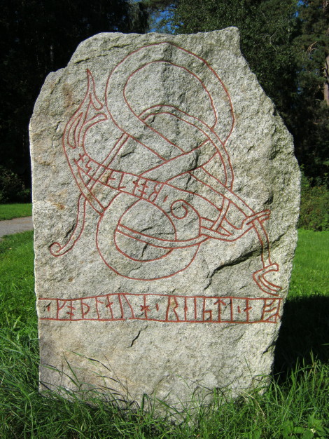 Park in Stallgaten on the south side of the road which is free (the north side is pay and display parking).  Walk to the western end of Stallgarten and turn left into the park area and the stone is 40 metres along the path. 