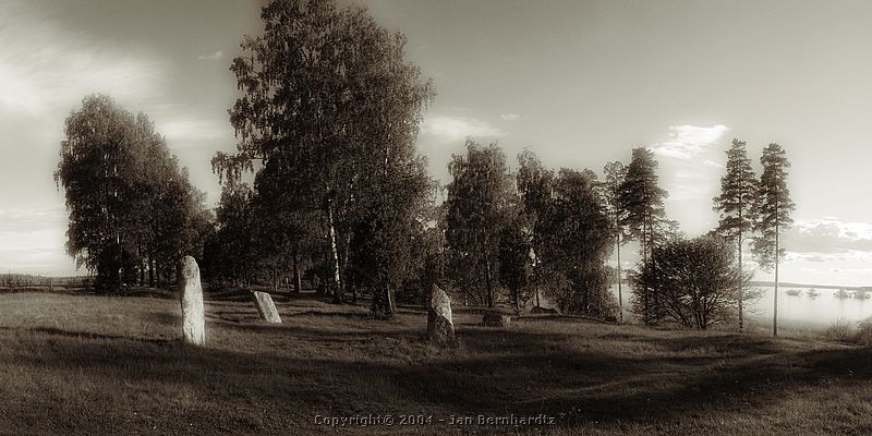 Grave field at Skävesund, Närke. 
The name implies that the people who lived around here worshipped the goddess Skädja. A thousend years or so before the vikings. Skädja was a goddess of fertility and goodness. We don't know much about her. Only the place name tells us that she was worshipped here. Probably in conjunction with the god Ull. You can tell from some place names nearby. 