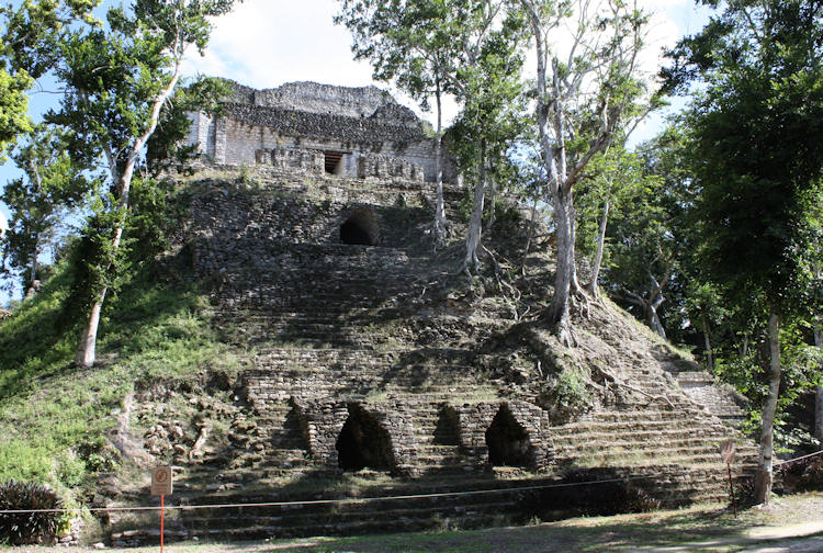 Dzibanche Edificio 2 - The Temple of the Cormorants.
It is a temple with two galleries probably constructed at different times. The one in front is the most recent. The rear corridor, which is narrower and higher, is reinforced at its ends to prevent the collapse of its walls which supported a hollowed-out trapezoidal cresting that perhaps held, towards the rear, three stuccoed masks or medallions.
The
