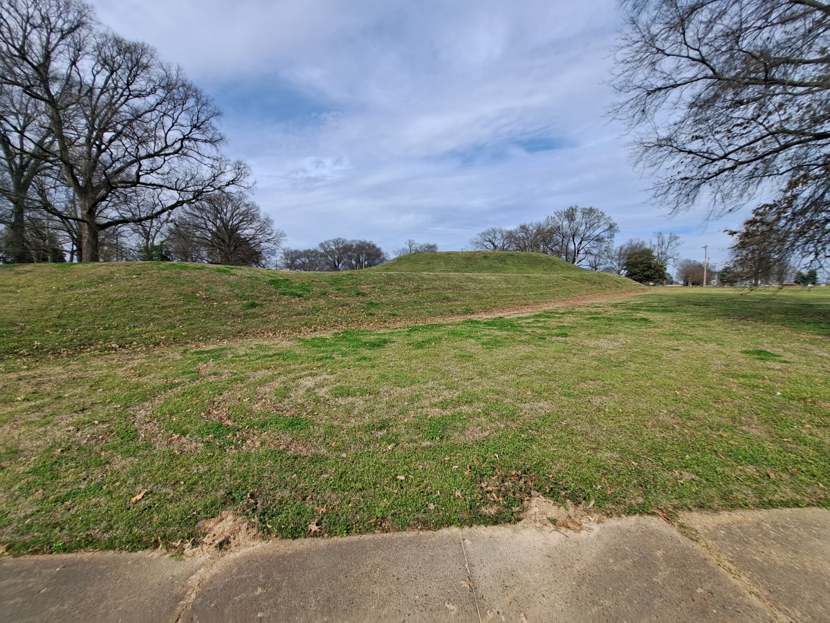 Multi-tiered mound from street level