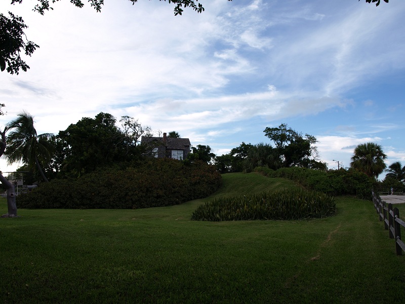 Jupiter Inlet Mound.  View from the south.
Photo by bat400, ca. 2008.