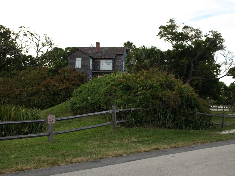 Jupiter Inlet Mound.  View from the east.
Photo by bat400, ca. 2008.