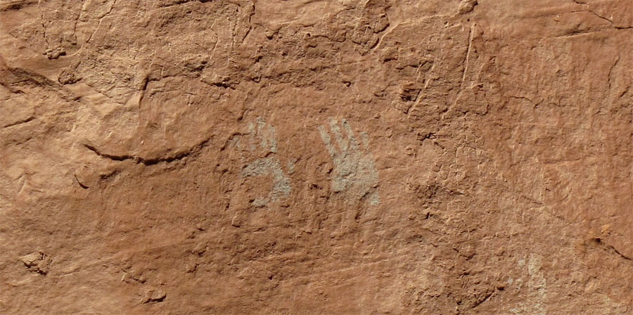 Click for the gallery page to add comments and vote (PID:98724) Monument Valley - Ear of the Wind Handprint Pictographs
