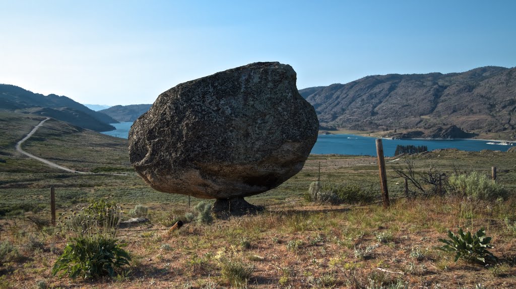 Site in North America

Sacred balancing stone of lake Omak. Located in the southern part of the lake , about a kilometer from the shore.

Megalithica.ru