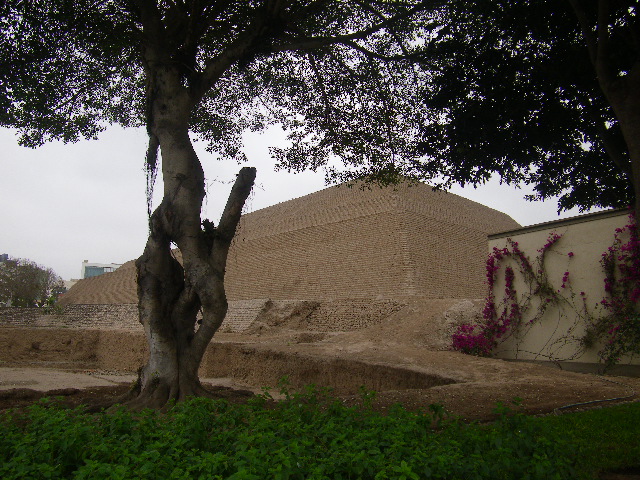 This ancient pyramid looks rather incongruous in the middle of Lima's modern streets - no longer any sign of the shanty town & slums mentioned in earlier reports, so the city has clearly worked hard to protect and present the structure.

Unfortunately, as we were only in the area for 1 day (the universal closed on Mondays!), we could only see the structure from the pavement, but there is a small