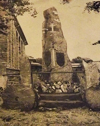 A photo most likely taken just after the erection of the menhir, i.e. shortly after WWII.  The two millstones to be seen on this photo have been removed by now : one is on the other side of the square (about 15 m behind the photographer), the other in another place of the village.

