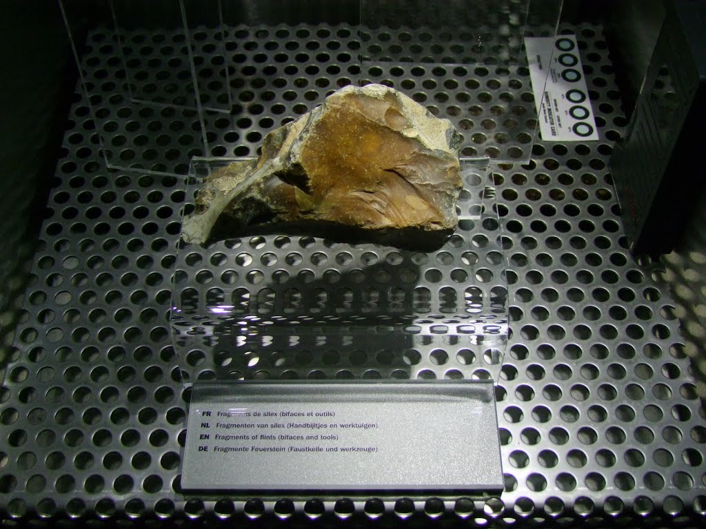 A few flints attest of a human presence in the Paleolithic era. 

