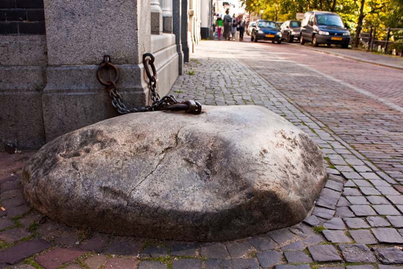 Site in Utrecht Netherlands

CC BY-SA 3.0 nl

Michele Ahin (talk) - Eigen werk

Dit is een afbeelding van een rijksmonument met nummer 31110 Meer afbeeldingen Geketend aan het hoekhuis van de Oudegracht 364. Het verhaal wil dat de duivel ‘s nachts met deze zwerfsteen over de straten van Utrecht knikkerde en zo bewoners door het helse lawaai hun dierbare nachtrust ontnam. Uiteindelijk heeft