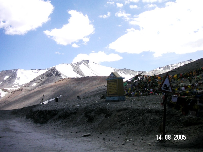 TaglangLa Pass Buddhist road temple