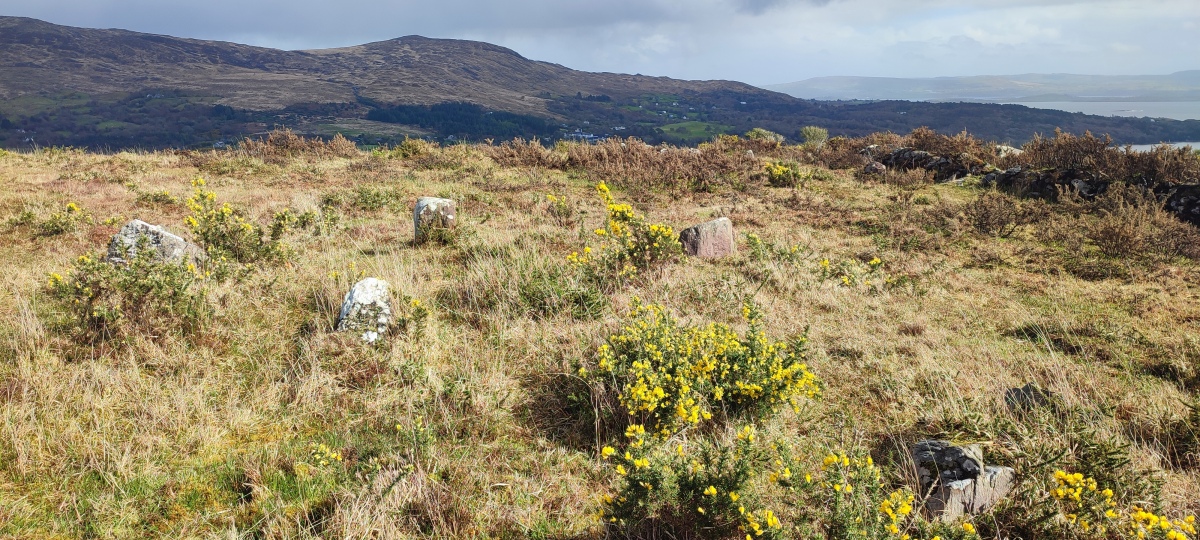 Reenmeen West standing stone and radial stone cairn