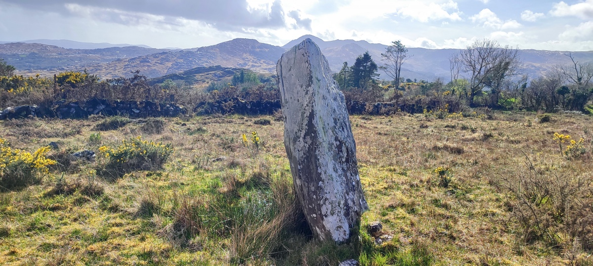Reenmeen West standing stone and radial stone cairn