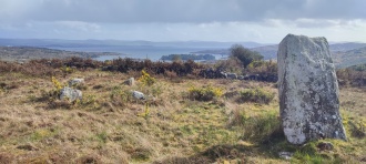 Reenmeen West standing stone and radial stone cairn