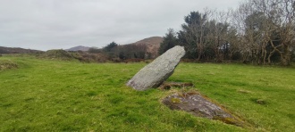 Dún Mánais Thoir standing stone