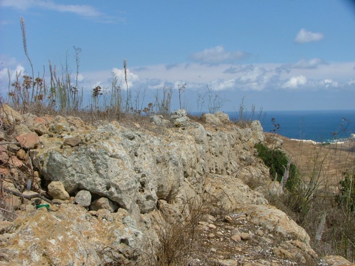 These metre wide boulders make a stout wall. Presumably they would have been further courses when built.