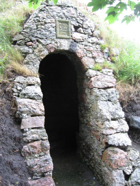 Jonas visited this last weekend during the Portsoy Boat Festival. He had never visited or even heard of a holy well, but he was impressed by the ambience here and says it felt sacred. This photo is of low quality, but we'll replace it with something better at a later date.