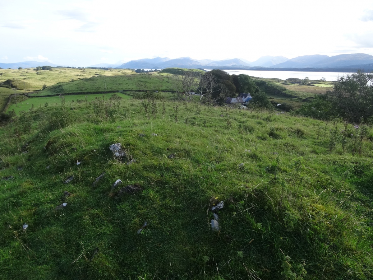 Dun Mor - remains of  the wall (photo taken on September 2022).