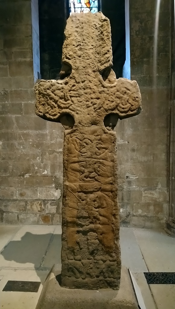 Facing E (25.03.19) : 195cm Sandstone Celtic Cross 