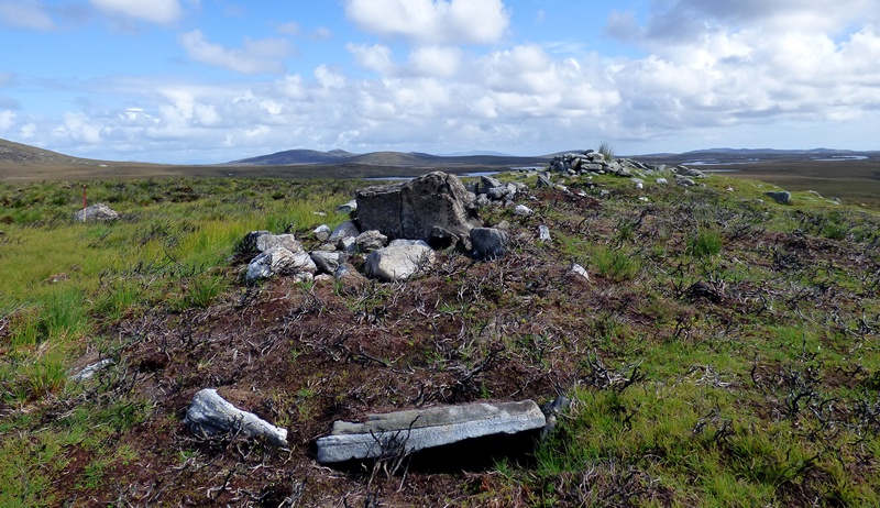 Airigh Na Gaoithe Long Cairn