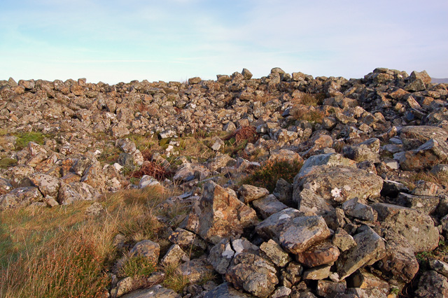 The outer wall is tumbled but its course is clear around the edge of an 8m high crag, some 60m above Loch Greshornish.

Copyright John Allan and licensed for reuse under the Creative Commons Licence.
