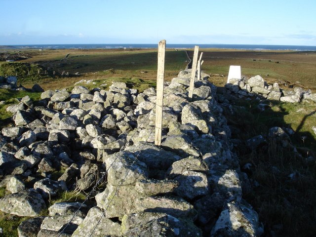 The remains of the broch wall to be seen left and right of the broch. The stones for the dyke were probably taken from the broch.

Copyright Roger McLachlan and licensed for reuse under the Creative Commons Licence.