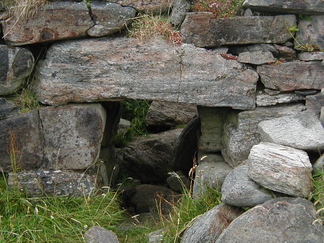 Entrance to Dun Mor Vaul broch. Copyright Sue Jackson (http://www.geograph.org.uk/profile/259), re-used on Creative Commons licence.