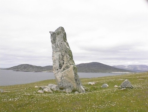 Clach Mhic Leoid (McLeods Stone) Standing Stone NG040972. Pointing out towards St Kilda with Taransay in the background.