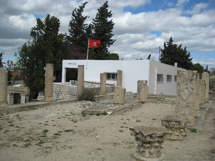Maktar Museum Small and pleasant Museum next to Numidian-Roman City and Large Numidian Megalithic tomb. There are some Numidian and mostly roman artifacts/mosaics displayed here. As most of the antique city remains unexcavated there is the potential for more finds.
All the best Mosaics are in the Tunis Musée du Bardo