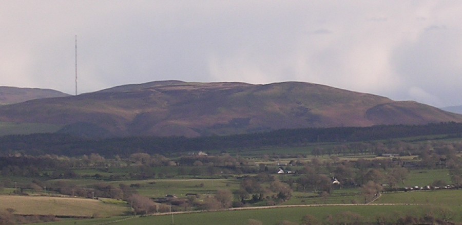 The enormous Penycloddiau Hillfort, as seen from north west, from The Gop.
It covers some 52 acres, and forms part of a chain of hillforts in the
Clwydian Range of Mountains. A line of earthwork defences can be made out
running across the central mountain.