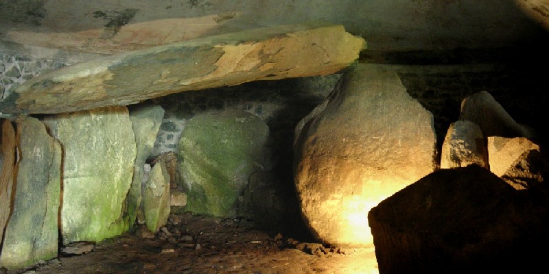 A look at the dolmen, which is the top of the cruciform section, inside Barclodiad.

As with many dolmens, the capstone almost seems precariously placed.