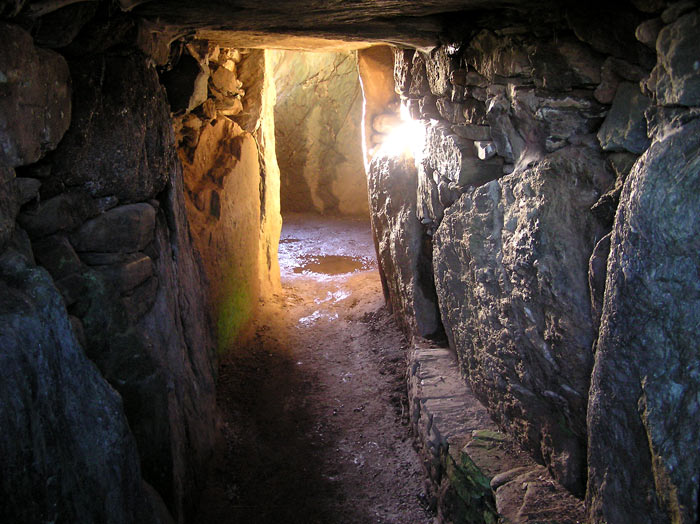 Sunlight illuminates the chamber on a January afternoon; the shelf on the right of the passage is clearly visible.