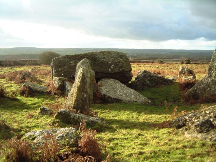 Garn Turne SM 9793 2725
The tomb consists of a massive capstone of 16’3” x 13’6” and weighing more than 60 tons resting on a series of dislodged uprights. There is V-shaped forecourt.