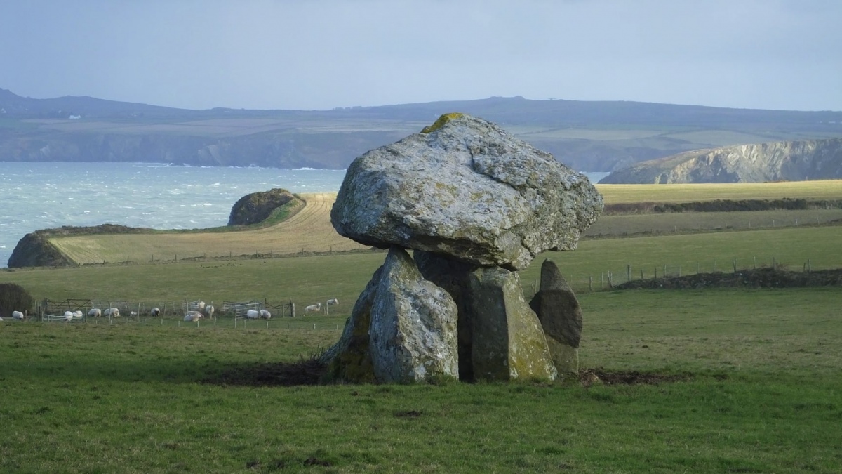 Click for the gallery page to add comments and vote (PID:235674) Carreg Samson, Abercastle