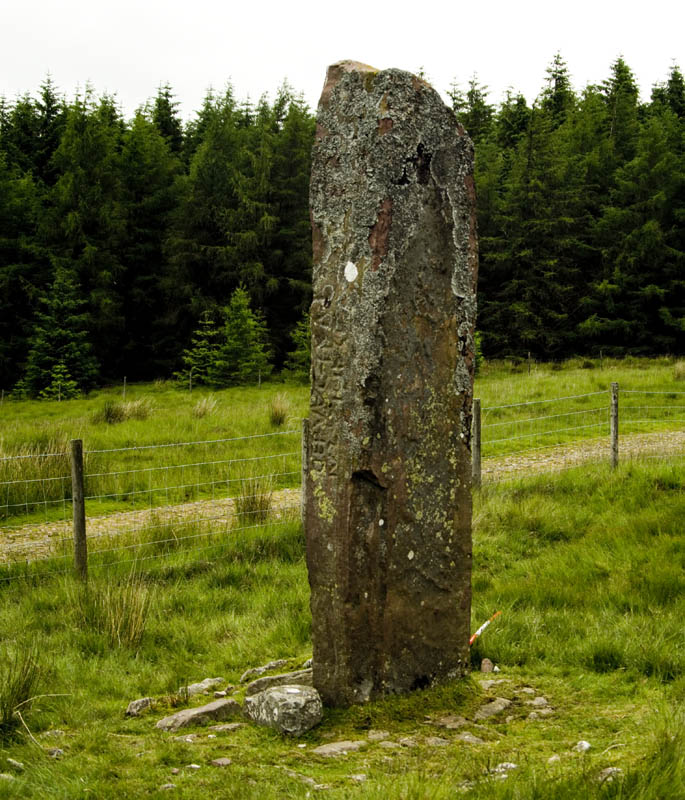 I've tried to make the inscription clearer in this photo by bringing up the contrast and so on in RAW format then saving it as a JPEG. The red end of the 2m pole is pointing north