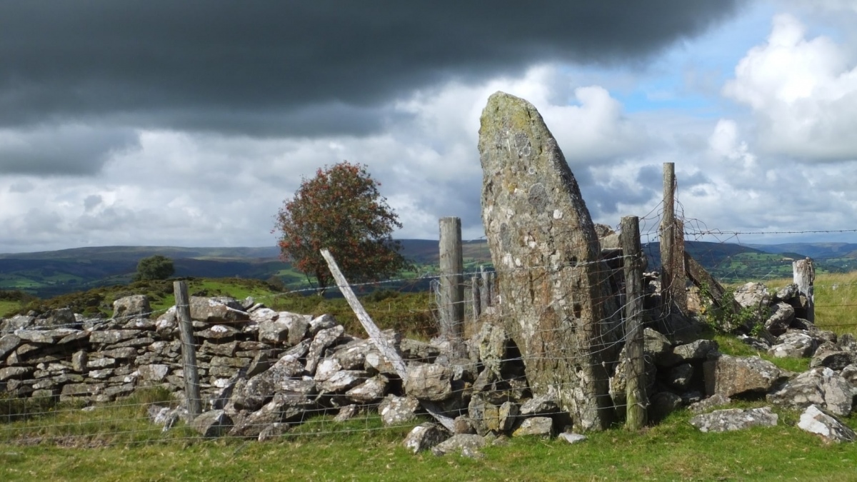 Click for the gallery page to add comments and vote (PID:215978) Carneddau Hill Stone