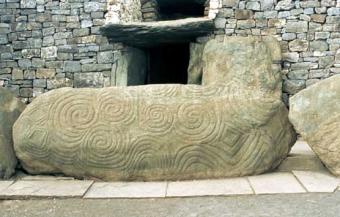 newgrange_spirals4.jpg (18791 bytes)